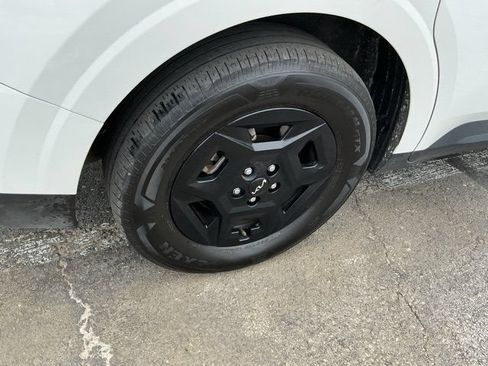 Used 2025 Kia Carnival FWD image 18