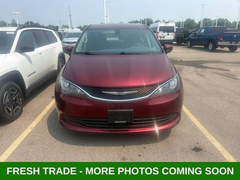 Used 2017 Chrysler Pacifica Touring w/ Tire & Wheel Group FWD image 3
