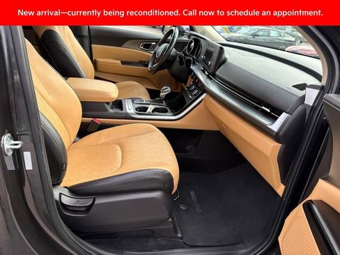 Used 2023 Kia Carnival LX image 18