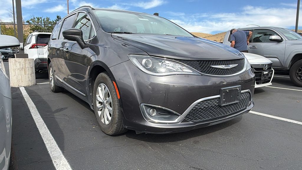 Used 2017 Chrysler Pacifica Touring-L FWD image 1