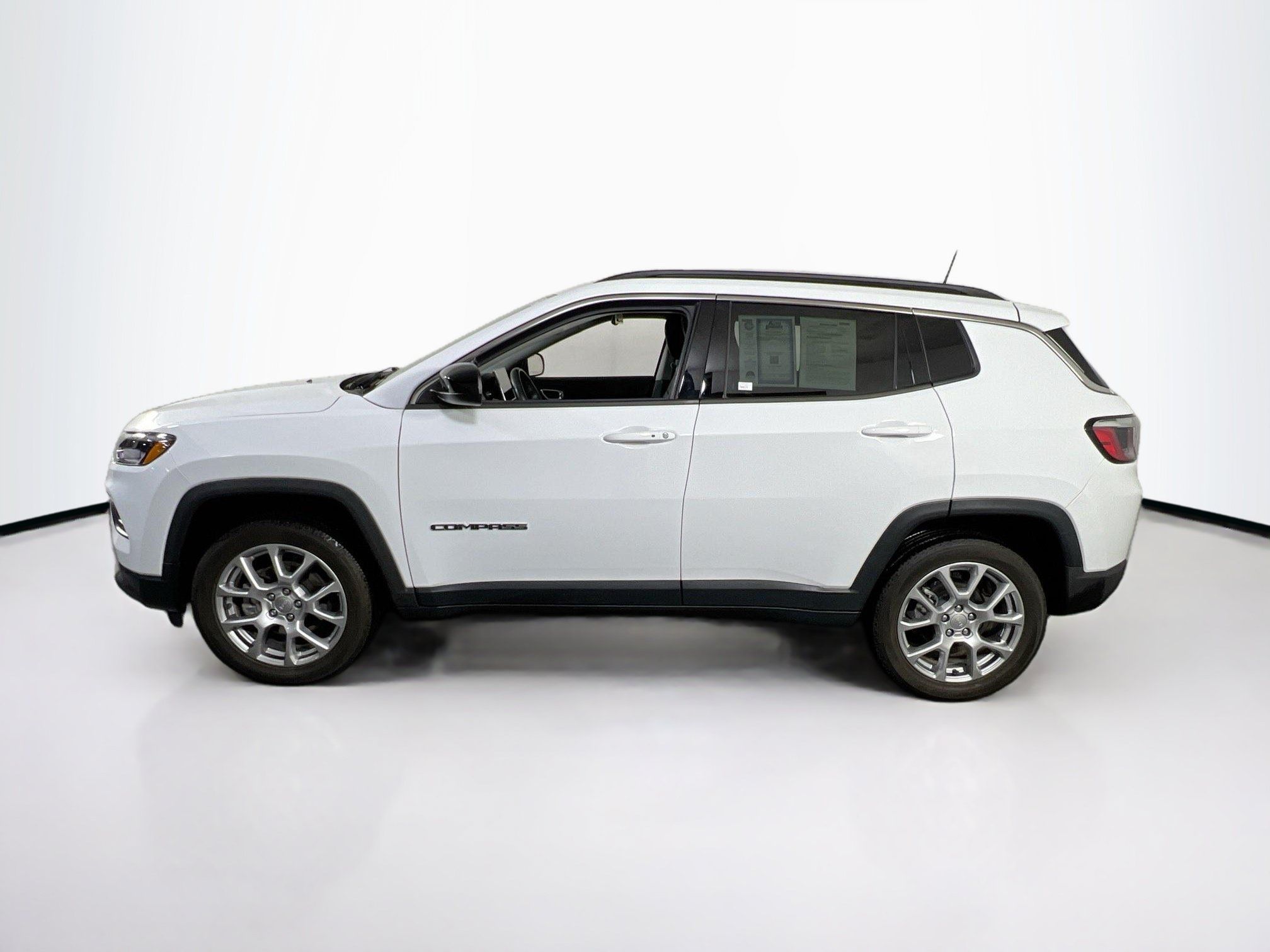 Used 2022 Jeep Compass Latitude w/ Sun and Sound Group AWD/4WD image 8