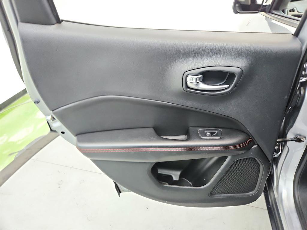 Used 2018 Jeep Compass Trailhawk AWD/4WD image 21