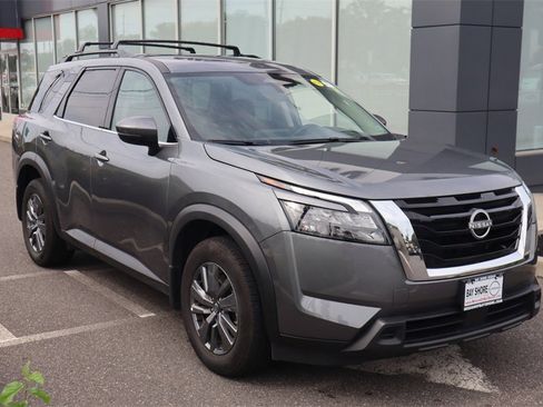 Certified 2025 Nissan Pathfinder SV image 3