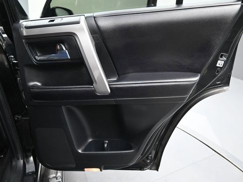 Used 2017 Toyota 4Runner SR5 AWD/4WD image 21