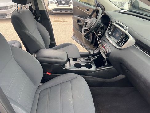 Certified 2019 Kia Sorento LX w/ LX Convenience Package image 19