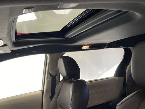 Certified 2024 Toyota Sienna Platinum image 31