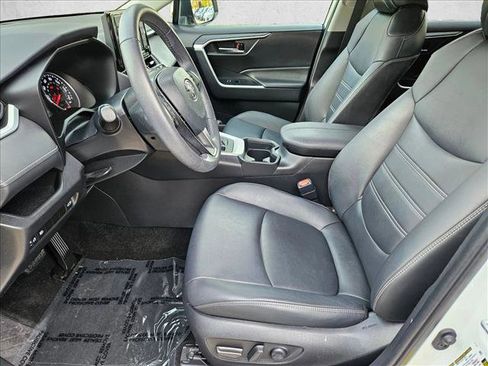 Used 2021 Toyota RAV4 XLE Premium image 16