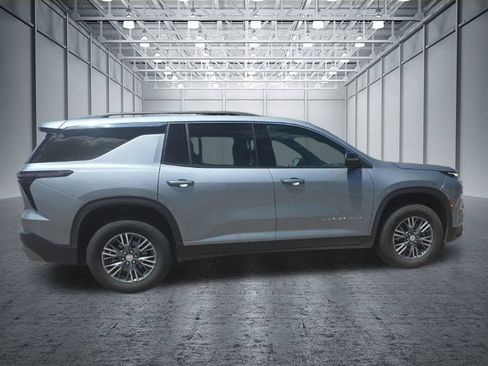 Used 2025 Chevrolet Traverse LT FWD image 7