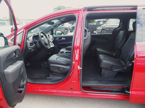 New 2025 Chrysler Voyager LX image 13