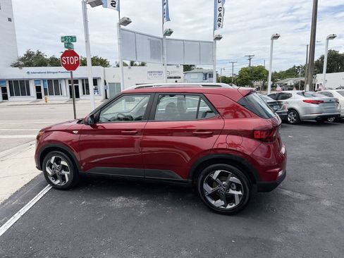 Used 2024 Hyundai Venue Limited FWD image 8