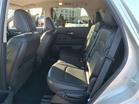 Used 2025 Nissan Pathfinder SL image 10