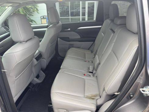 Used 2018 Toyota Highlander XLE AWD/4WD image 13