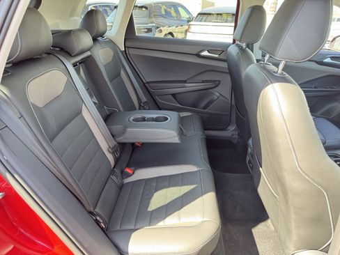 Used 2022 Volkswagen Taos SEL w/ Panoramic Sunroof Package image 35