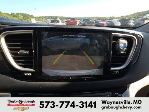 Used 2023 Chrysler Pacifica Touring-L FWD image 11