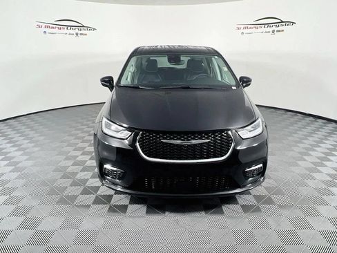Used 2024 Chrysler Pacifica Touring-L FWD image 3
