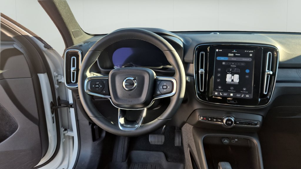 Used 2023 Volvo XC40 Recharge Plus w/ Protection Package Premier AWD/4WD image 11