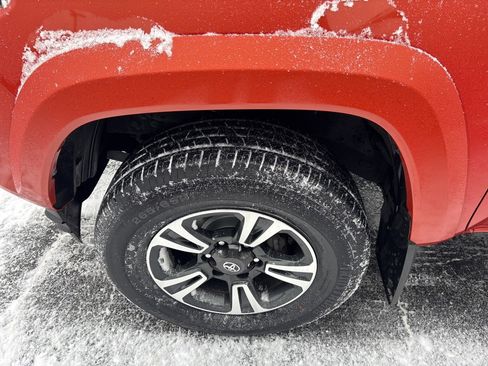 Used 2018 Toyota Tacoma TRD Sport image 7