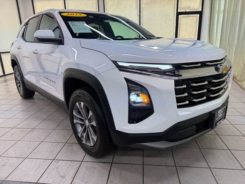 Used 2025 Chevrolet Equinox LT FWD image 2