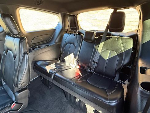 Used 2025 Chrysler Pacifica Select image 20
