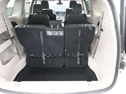 Used 2018 Chrysler Pacifica Touring-L Plus w/ Tire & Wheel Group FWD image 11