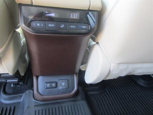 Used 2020 Toyota Highlander Limited image 19