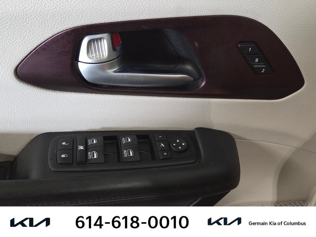 Used 2017 Chrysler Pacifica Limited w/ UConnect Theater Package FWD image 25