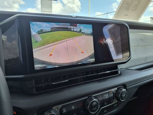 Used 2025 Jeep Wrangler Unlimited Sahara AWD/4WD image 27