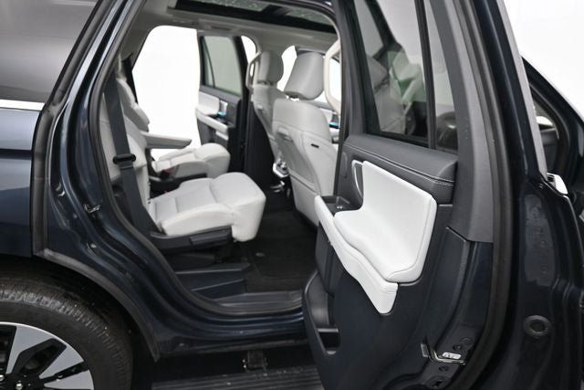 Used 2025 Ford Expedition Platinum w/ Driver's Package AWD/4WD image 15