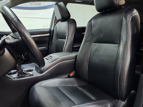 Used 2019 Toyota Highlander XLE AWD/4WD image 14