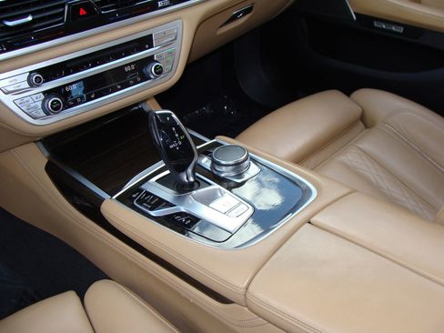 Used 2017 BMW 750i xDrive image 17