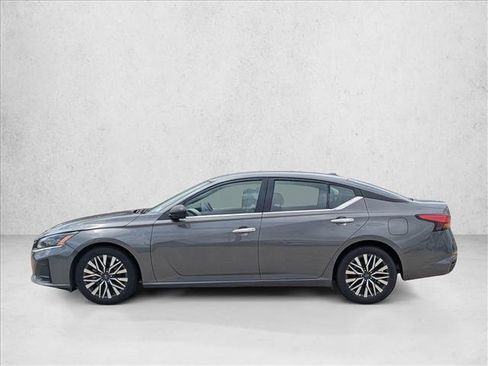 Used 2025 Nissan Altima 2.5 SV image 8