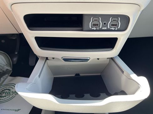 Used 2023 Chrysler Pacifica Touring-L FWD image 28