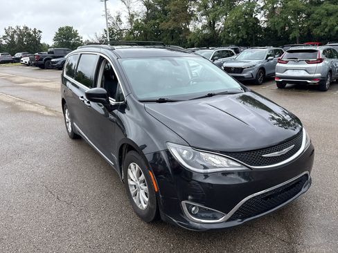 Used 2017 Chrysler Pacifica Touring-L FWD image 19