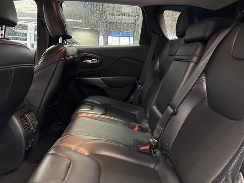 Used 2019 Jeep Cherokee Latitude Plus w/ Travel & Safety Group image 18