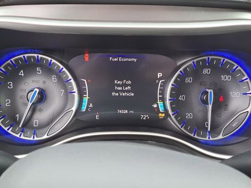 Used 2023 Chrysler Pacifica Touring-L FWD image 27