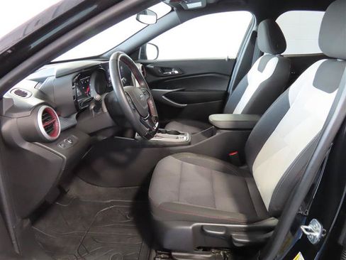 Used 2024 Chevrolet Trax RS FWD image 13