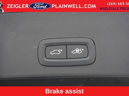 Used 2024 Volvo XC40 B5 Core image 11