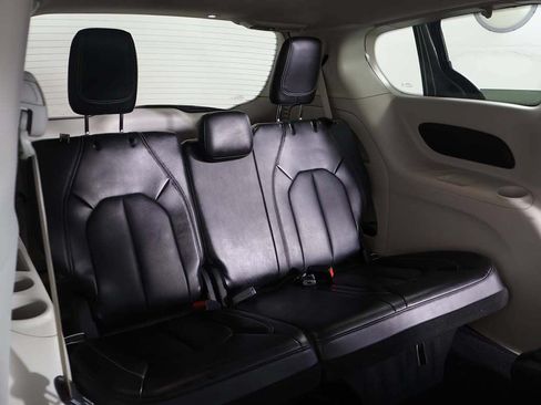 Used 2023 Chrysler Pacifica Touring-L FWD image 33