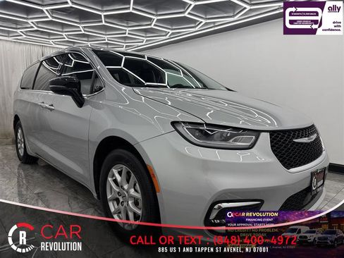 Used 2024 Chrysler Pacifica Touring-L FWD image 1