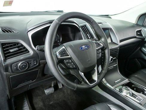 Used 2019 Ford Edge Titanium FWD image 4