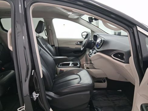 Used 2023 Chrysler Pacifica Touring-L image 30
