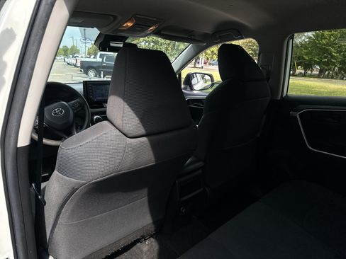 Used 2021 Toyota RAV4 LE FWD image 17