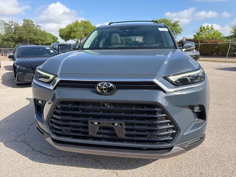 Used 2024 Toyota Grand Highlander FWD image 2