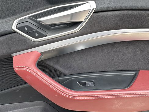 Used 2023 Audi e-tron S Prestige w/ Prestige Package image 31