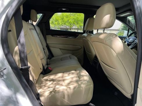 Used 2019 Cadillac XT5 Premium Luxury AWD/4WD image 17