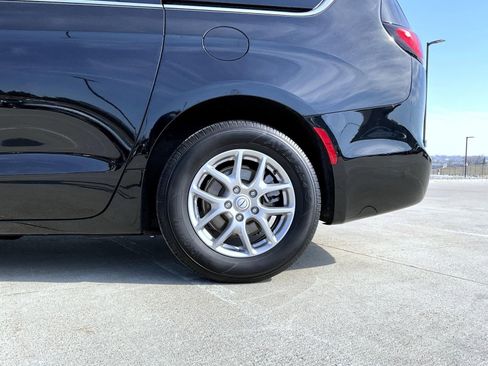 Used 2025 Chrysler Pacifica Select image 23