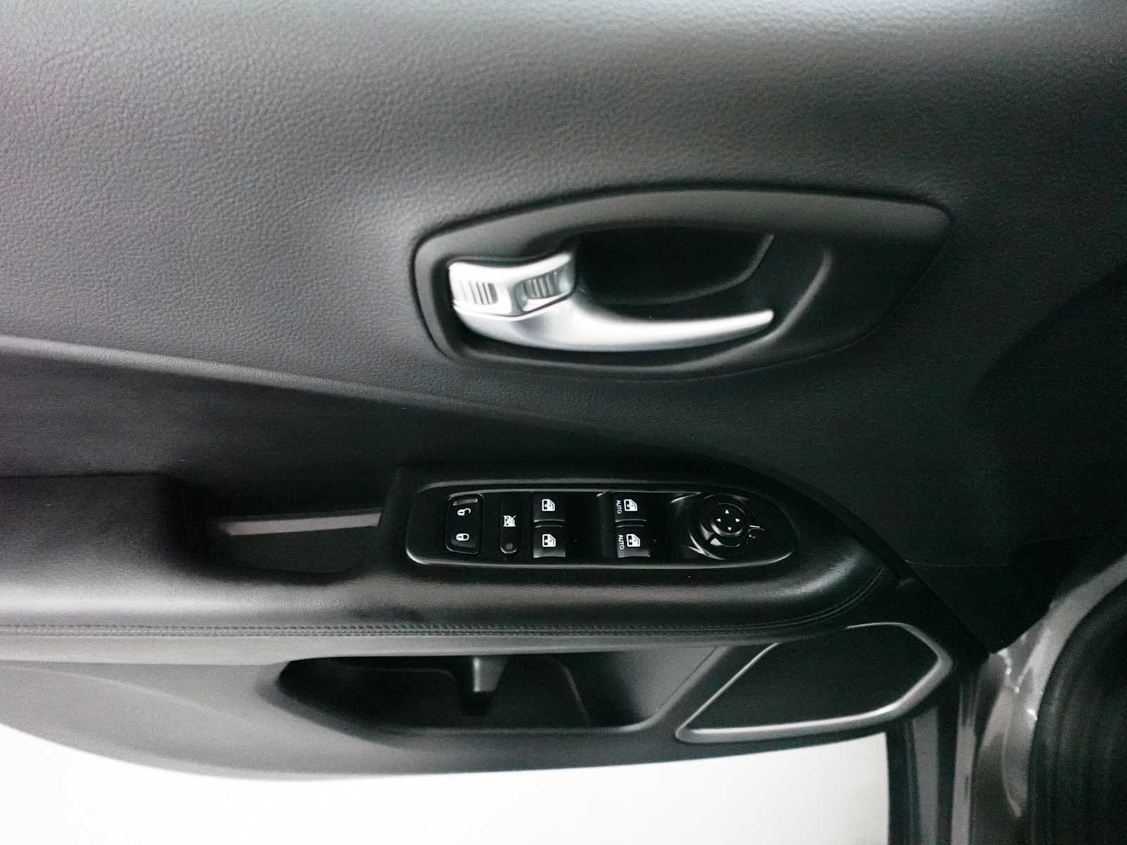 Used 2018 Jeep Compass Latitude w/ Popular Equipment Group AWD/4WD image 11