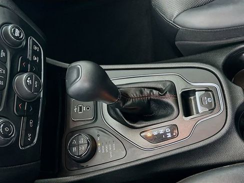 Used 2019 Jeep Cherokee Trailhawk image 17