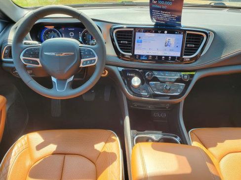 Used 2025 Chrysler Pacifica Pinnacle FWD image 25