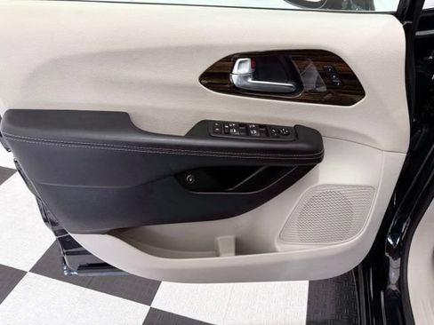 Used 2023 Chrysler Pacifica Limited FWD image 14